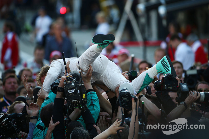 Winnaar Nico Rosberg, Mercedes AMG F1 Team W07 in parc ferme