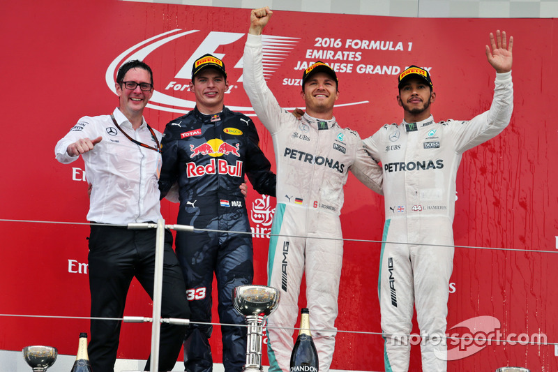 Podium: Andrew Shovlin, Mercedes AMG F1 Engineer; tweede Max Verstappen, Red Bull Racing; winnaar, N