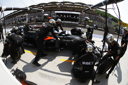 Fernando Alonso, McLaren MP4-31 in de pits