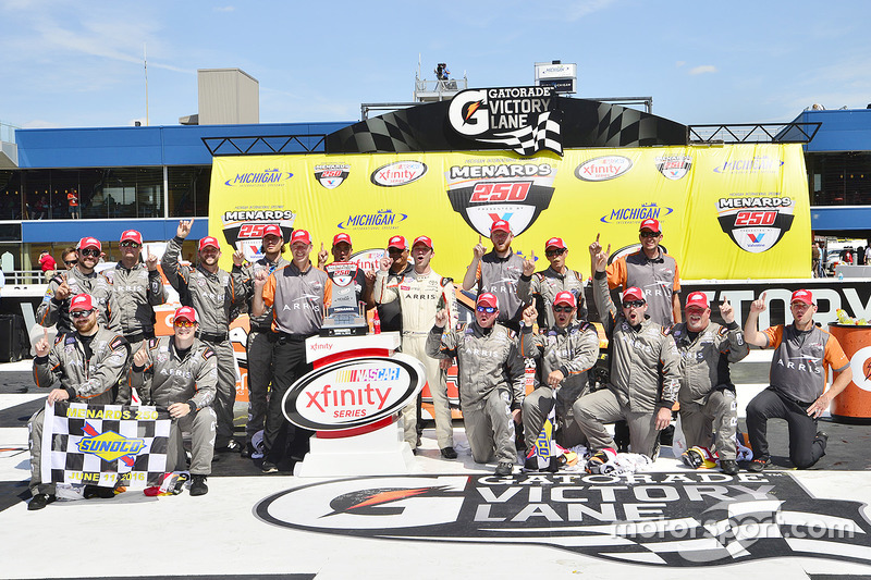 Ganador de la carrera Daniel Suárez, Joe Gibbs Racing Toyota