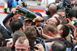 Sergio Pérez, Sahara Force India F1 celebra su tercera posición con el champagne con el equipo