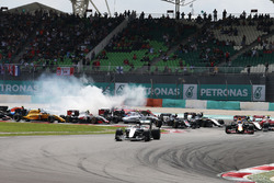 Lewis Hamilton, Mercedes AMG F1 W07 Hybrid mène au départ