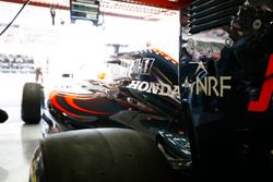 Fernando Alonso, McLaren MP4-31 se prepara para dejar el garaje