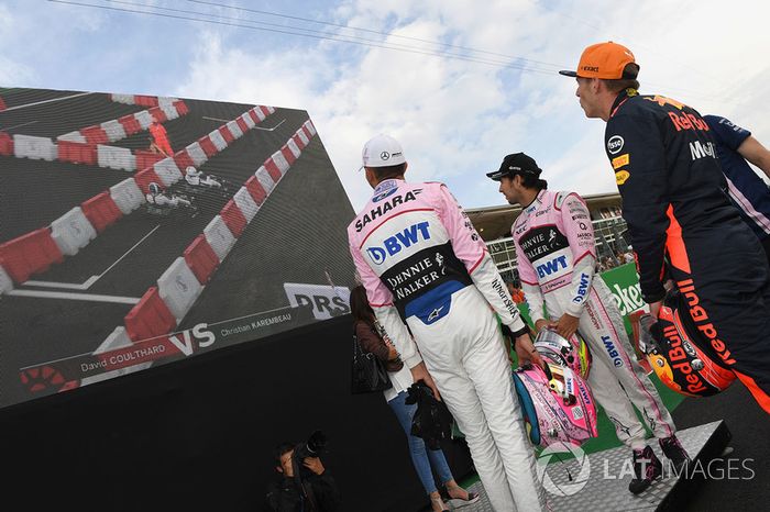 Max Verstappen, Red Bull Racing, Sergio Pérez, Sahara Force India y Esteban Ocon, Sahara Force India F1 observan la pantalla