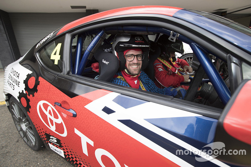 Harry Bates with Andrew van Leeuwen, Motorsport.com's Australian editor