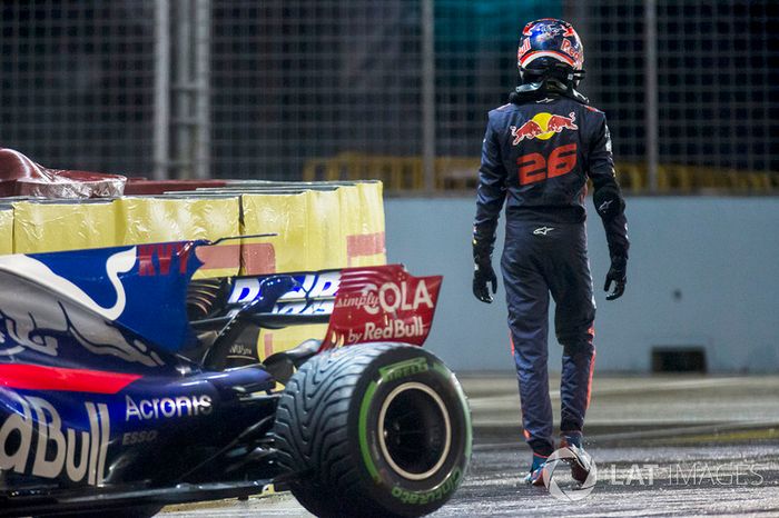 Daniil Kvyat, Scuderia Toro Rosso, walks away from his crashed car