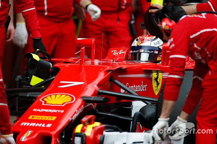 El Ferrari de Kimi Raikkonen es revisado por los mecánicos en el pit lane