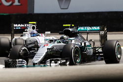 Ніко Росберг, Mercedes AMG F1 W07 Hybrid випереджає Валттері Боттаса, Williams FW38