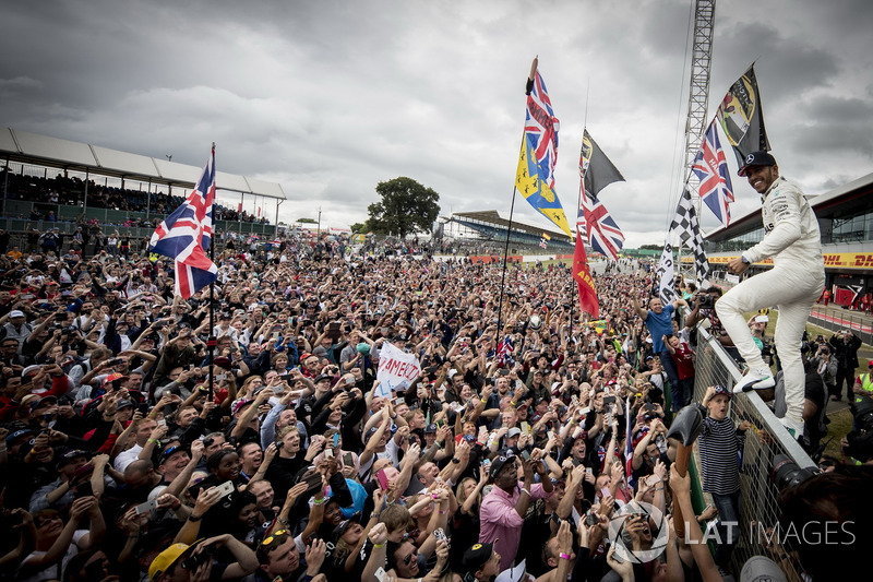 Race winner Lewis Hamilton, Mercedes AMG F1, celebrates victory with the fans