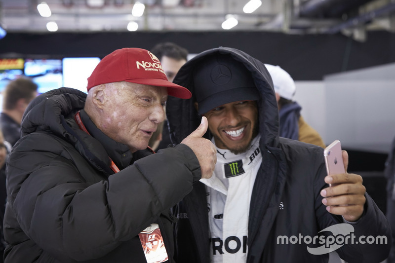 Niki Lauda, director no ejecutivo de Mercedes AMG, y Lewis Hamilton, Mercedes AMG