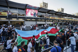 Fans observan la celebración, Valtteri Bottas, Mercedes AMG F1, David Coulthard, la bandera de Azerb