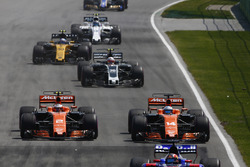 Даниил Квят, Scuderia Toro Rosso STR12, Стоффель Вандорн и Фернандо Алонсо, McLaren MCL32, Кевин Маг