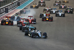 Lewis Hamilton, Mercedes AMG F1 W07 Hybrid mène au départ