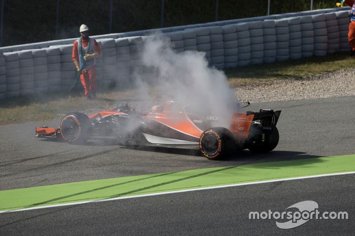 Fernando Alonso, McLaren MCL32, con problemas de motor