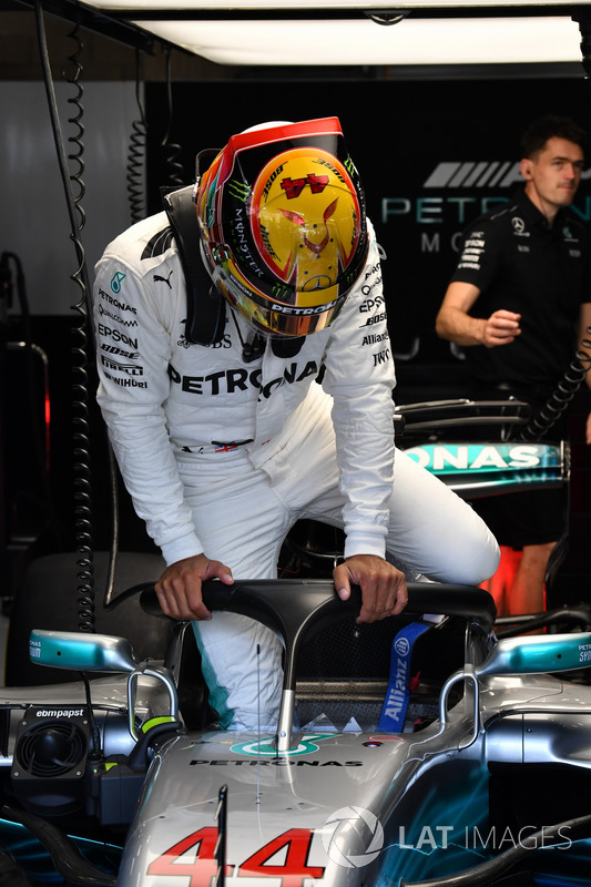 Lewis Hamilton, Mercedes-Benz F1 W08 with halo