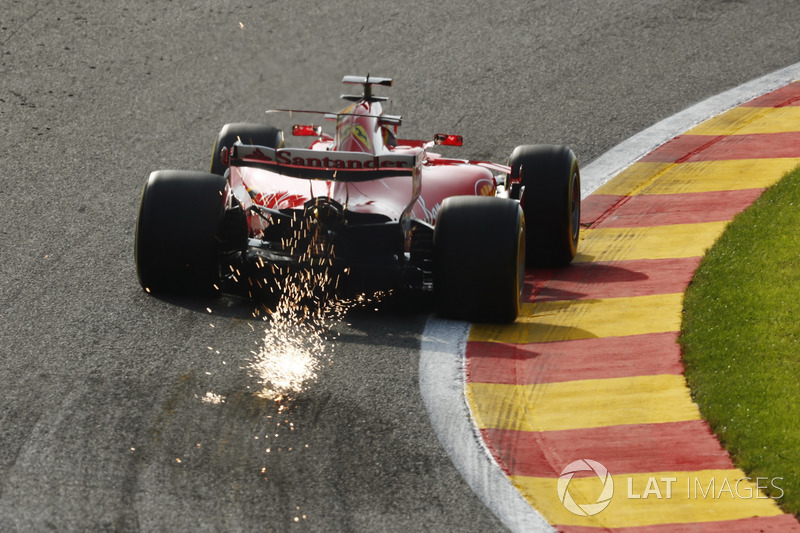 Себастьян Феттель, Ferrari SF70H, та іскри позаду