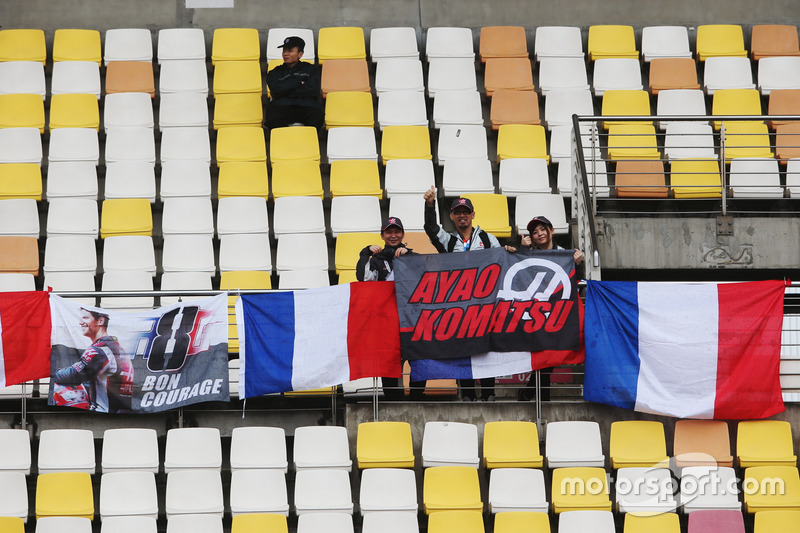 Фанати Ромена Грожана, Haas F1 Team, і головного гоночного інженера Haas F1 Team Аяо Каматсу на трибуні