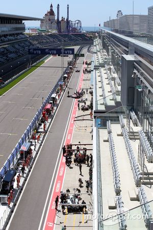 Pitlane atmosphere