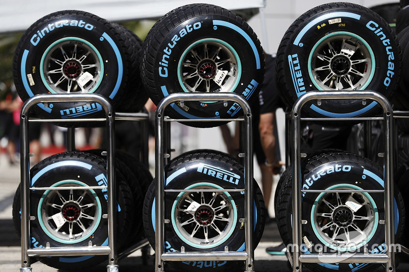 Візки з шинами Pirelli у паддоку