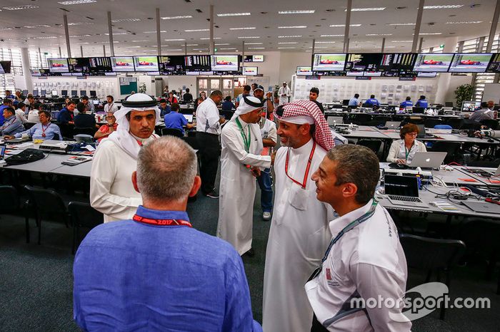 O dia começou com as autoridades do Bahrein visitando os jornalistas no Centro de Imprensa