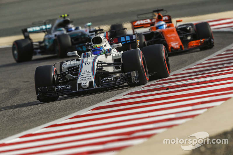 Фелипе Масса, Williams FW40, Фернандо Алонсо, McLaren MCL32, и Валттери Боттас, Mercedes AMG F1 W08