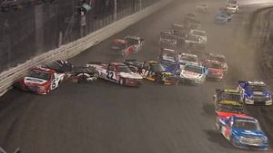 NASCAR Truck: Karambol na Knoxville Raceway