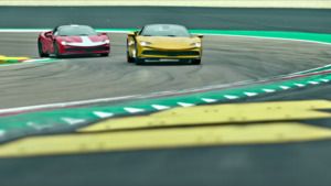 Charles Leclerc y Carlos Sainz se divierten en un Ferrari en Imola