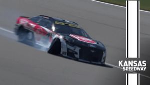 NASCAR Cup: Kraksa Kevina Harvicka na Kansas Speedway