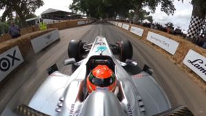 Mick Schumacher conduce el Mercedes W02 de su padre