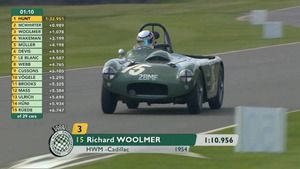 El HWM-Cadillac de Woolmer se desplaza alrededor de Goodwood Revival