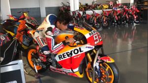 Marc Márquez probando con la moto después de la operación