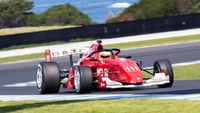 Rubens Barrichello conduce el nuevo coche del campeonato S5000