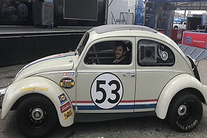 VIDEO: Daniel Suárez da un paseo con Herbie