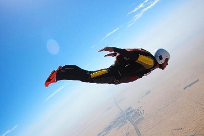 Gefährliches Hobby: Lewis Hamilton macht den Fallschirm-Schein