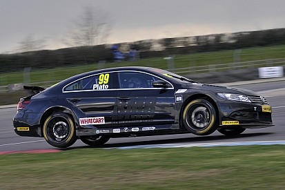 Plato aventaja en las prácticas del BTCC en Donington