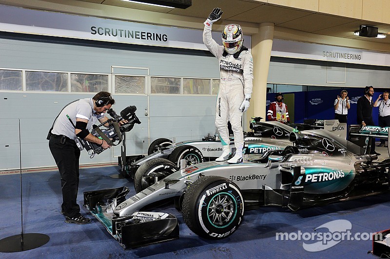 Ganador de la carrera Lewis Hamilton, Mercedes AMG F1 celebra en el parc ferme