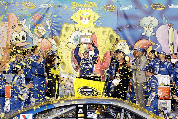 Jimmie Johnson se lleva triunfo en  Kansas