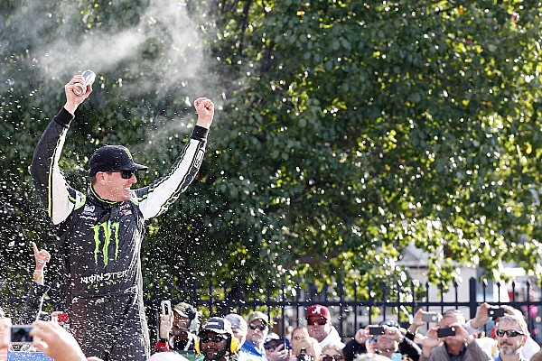 Kyle Busch volta a reinar aos sábados