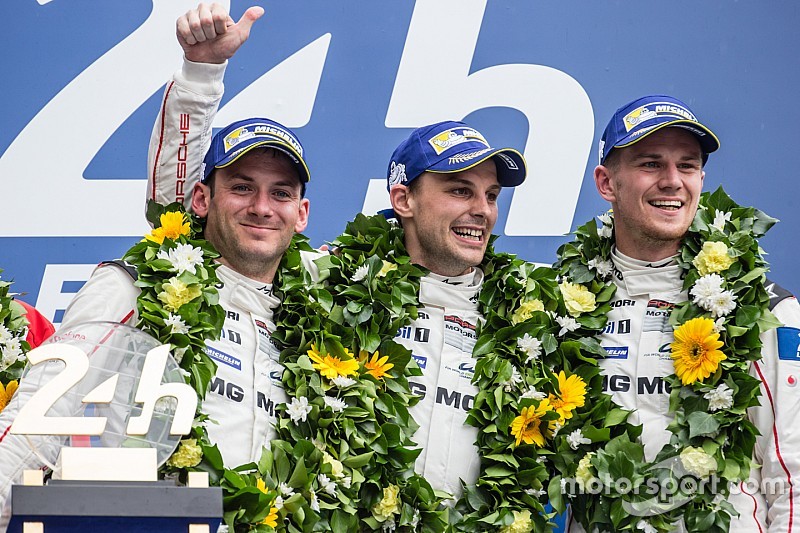LMP1 pódio: vencedores Porsche Team: Nico Hulkenberg, Nick Tandy, Earl Bamber