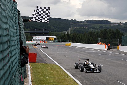 Leclerc aprovecha y gana en Spa