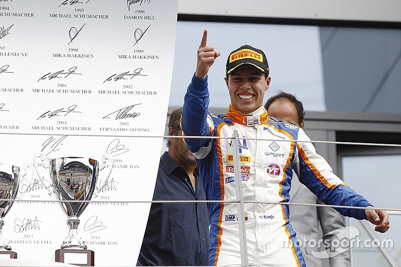 Ganador de la Carrera Oscar Tunjo, Trident celebra su victoria en el Parc Ferme