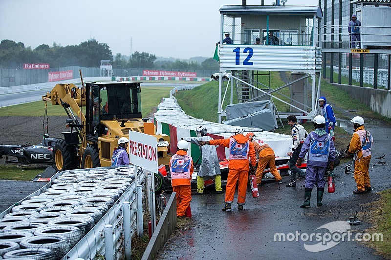 Adrian Sutil, Sauber F1 Team, observa a equipe de salvamento trabalhando após o acidente com Jules B