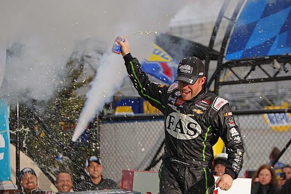 Regan Smith retiene al dúo de Gibbs para imponerse en Dover