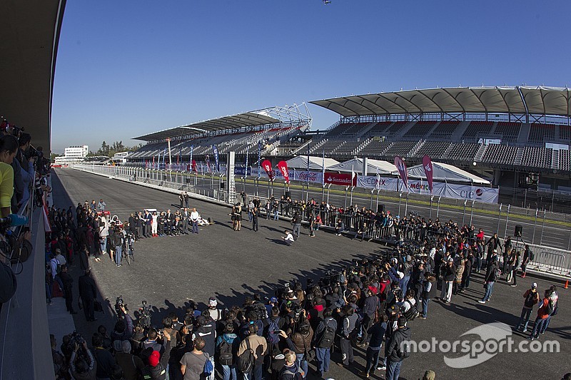 Vista geral da inauguração do Autódromo Hermanos Rodriguez