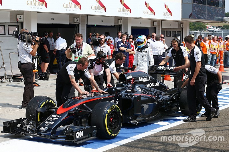 O McLaren MP4-30 de Fernando Alonso, McLaren é empurrado durante classificação