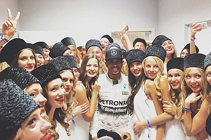 Hamilton comemora vitória em Sochi com grid girls
