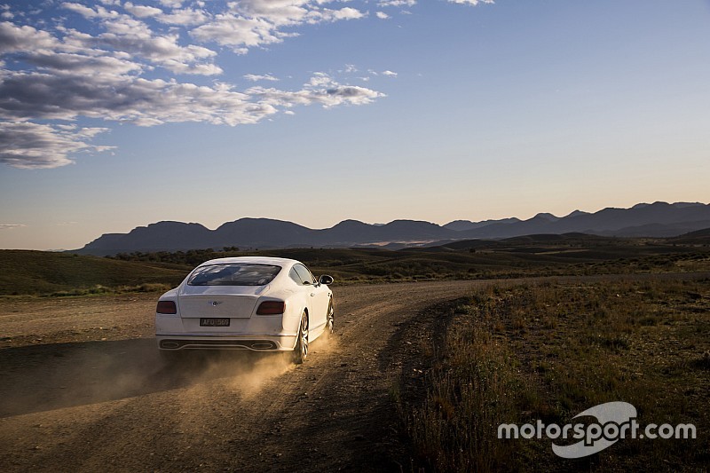 Video: Bentley Continental GT Speed brullend naar 331 km/u