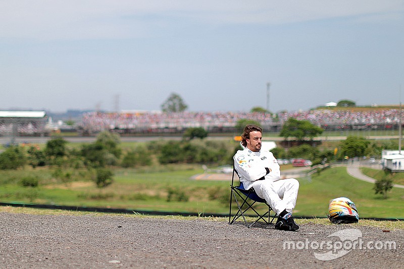 Fernando Alonso, McLaren observa la calificaci&oacute;n sentado en una silla a un lado del circuito despu&eacute;s de abandonar la calificaci&oacute;n