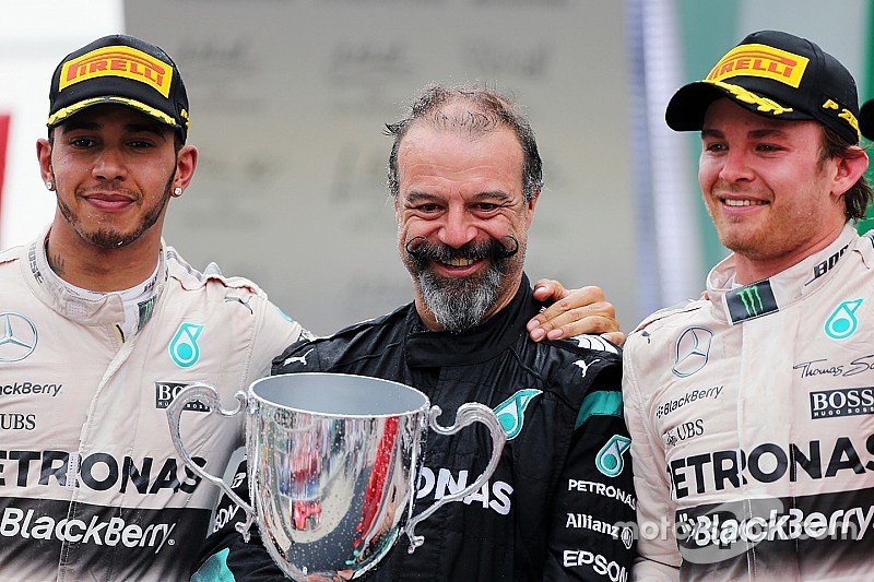 Lewis Hamilton, Mercedes AMG F1 com James Waddell e Nico Rosberg, Mercedes AMG F1