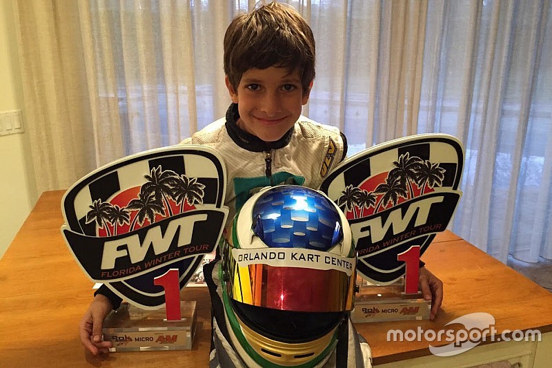 Felipe Bartz com troféus e capacete